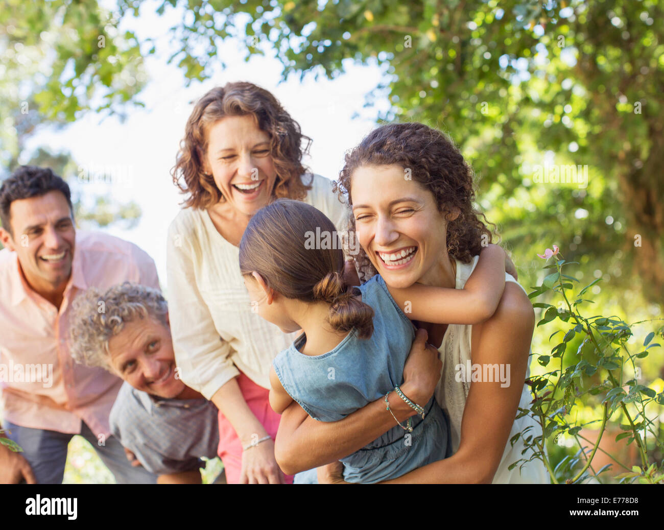 Famiglia giocando con la famiglia all'aperto Foto Stock