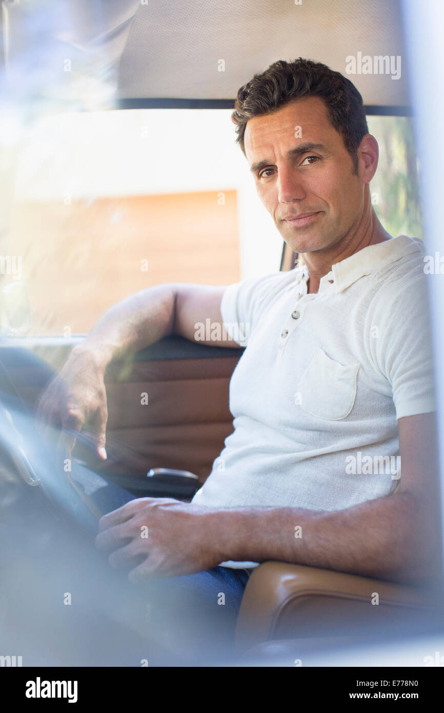 Uomo alla guida di auto sulla giornata di sole Foto Stock