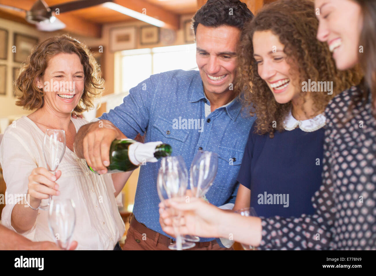 Famiglia celebrando con bevande Foto Stock