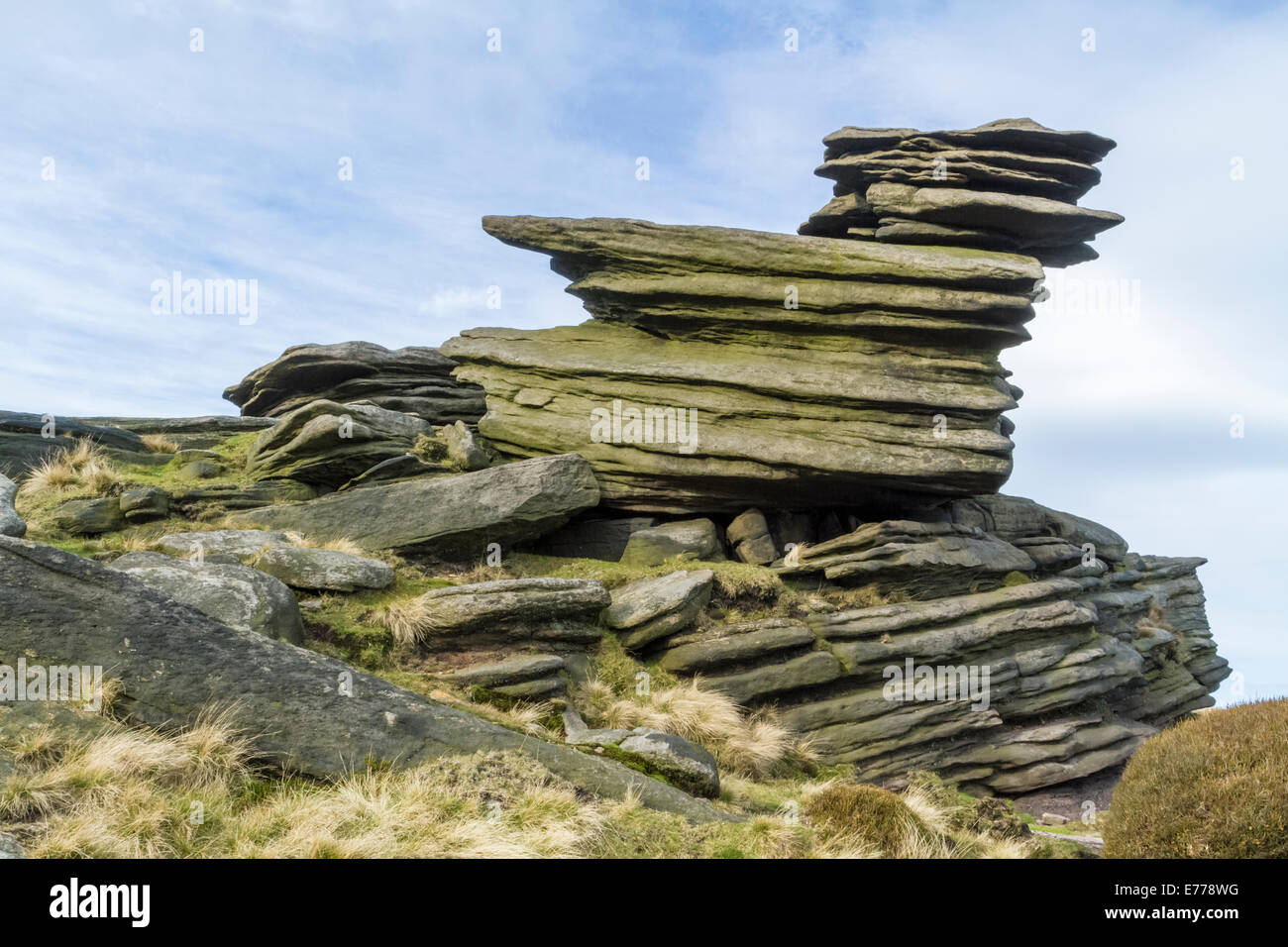 Strati di roccia gritstone (palmento di graniglia o arenaria silicea) su Kinder Scout, Parco Nazionale di Peak District, Derbyshire, England, Regno Unito Foto Stock