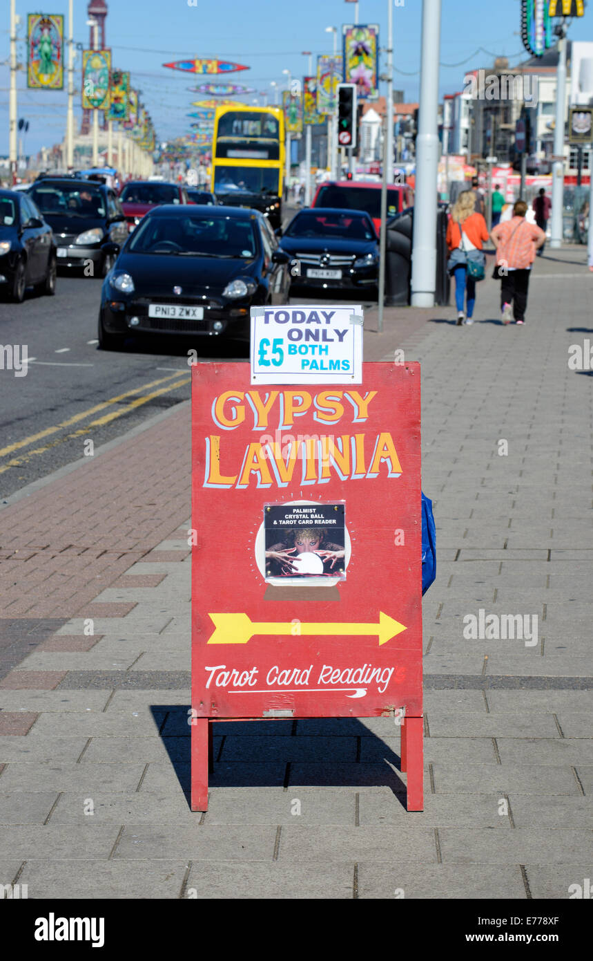 Scheda sul lungomare di Blackpool pubblicità Gypsy Lavinia Foto Stock