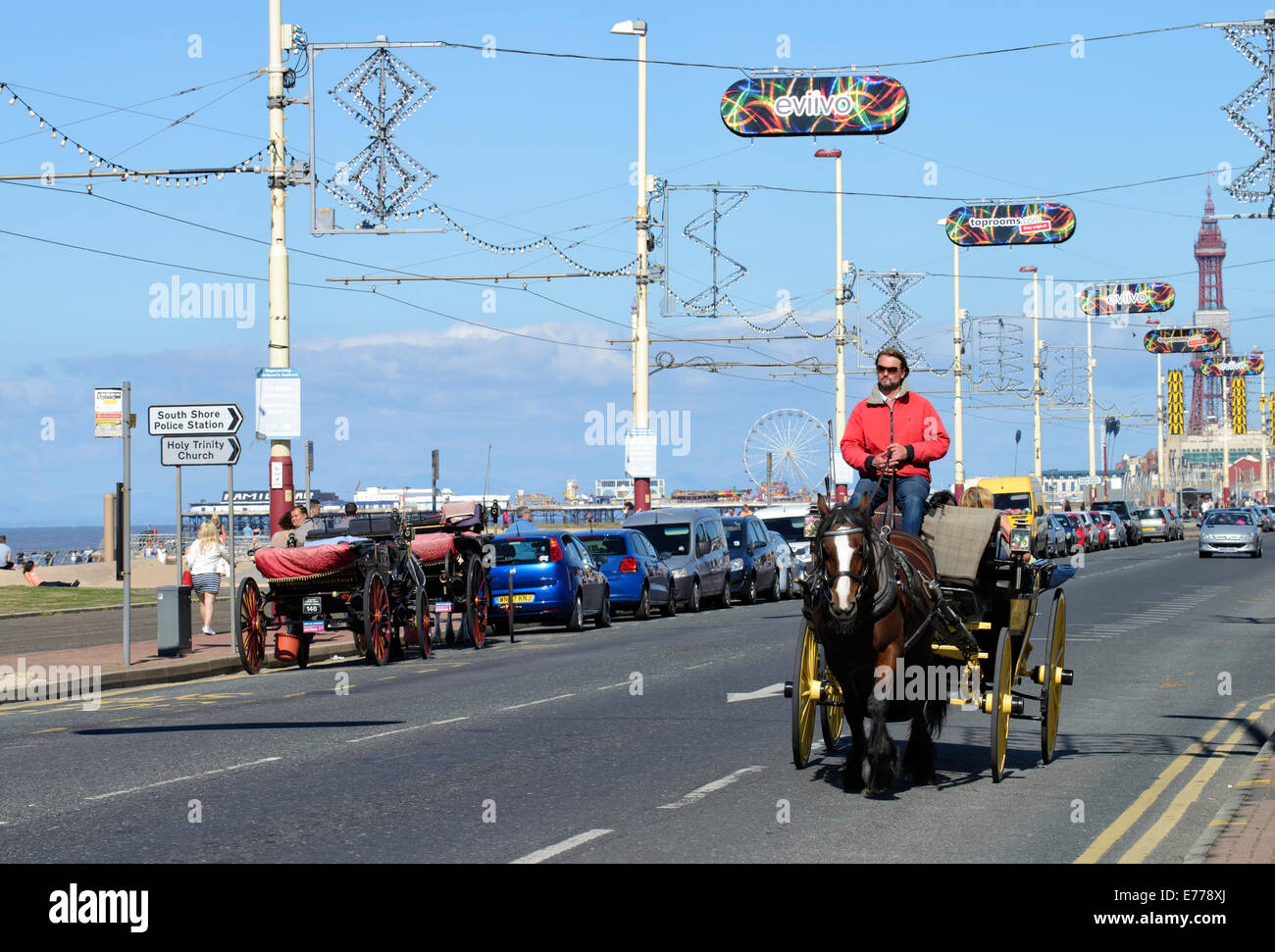 Cavallo e aprire il trasporto su strada lungomare adiacente alla Promenade di Blackpool, Lancashire Foto Stock
