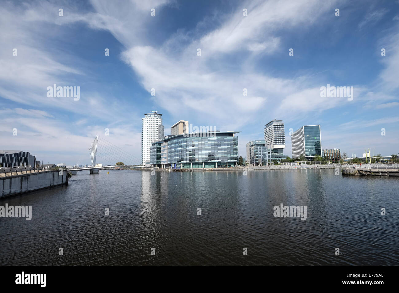 Salford, Manchester, Inghilterra: Vista di Media City attraverso il Manchester Ship Canal Foto Stock