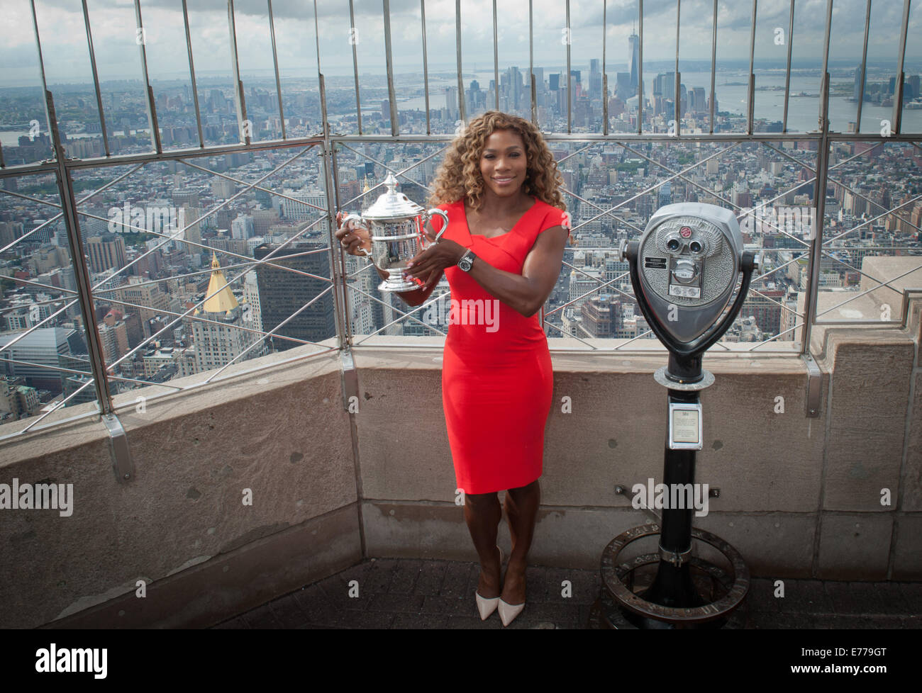 Manhattan, New York, Stati Uniti d'America. 8 Sep, 2014. 2014 US Open la campionessa di tennis SERENA WILLIAMS visiti l'Empire State Building, lunedì 7 settembre 8, 2014. Serena Williams ha vinto gli US Open 6 volte ha ora uno un combinato 18 Grand Slam titoli. Credito: Bryan Smith/ZUMA filo/Alamy Live News Foto Stock