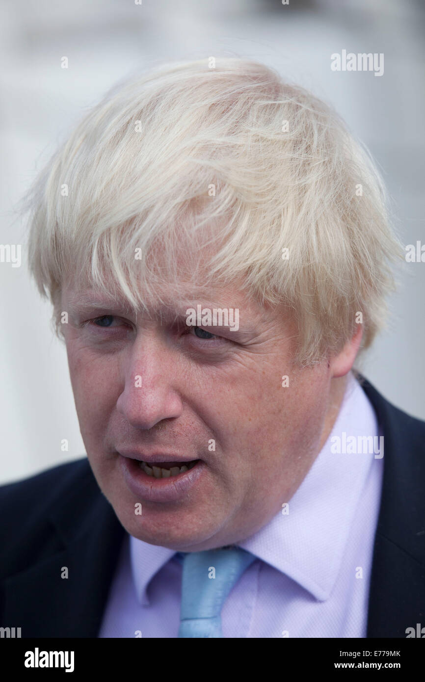 Londra, Regno Unito. 8 Sep, 2014. Il sindaco di Londra Boris Johnson durante una visita al Royal Greenwich Tall Ships Festival che è organizzata da RB Greenwich. Il Festival è incluso come evidenza di totalmente Tamigi, il nuovo mese-lungo la promozione del fiume e riverside eventi consegnati da Thames Festival di fiducia. Credito: Michael Kemp/Alamy Live News Foto Stock