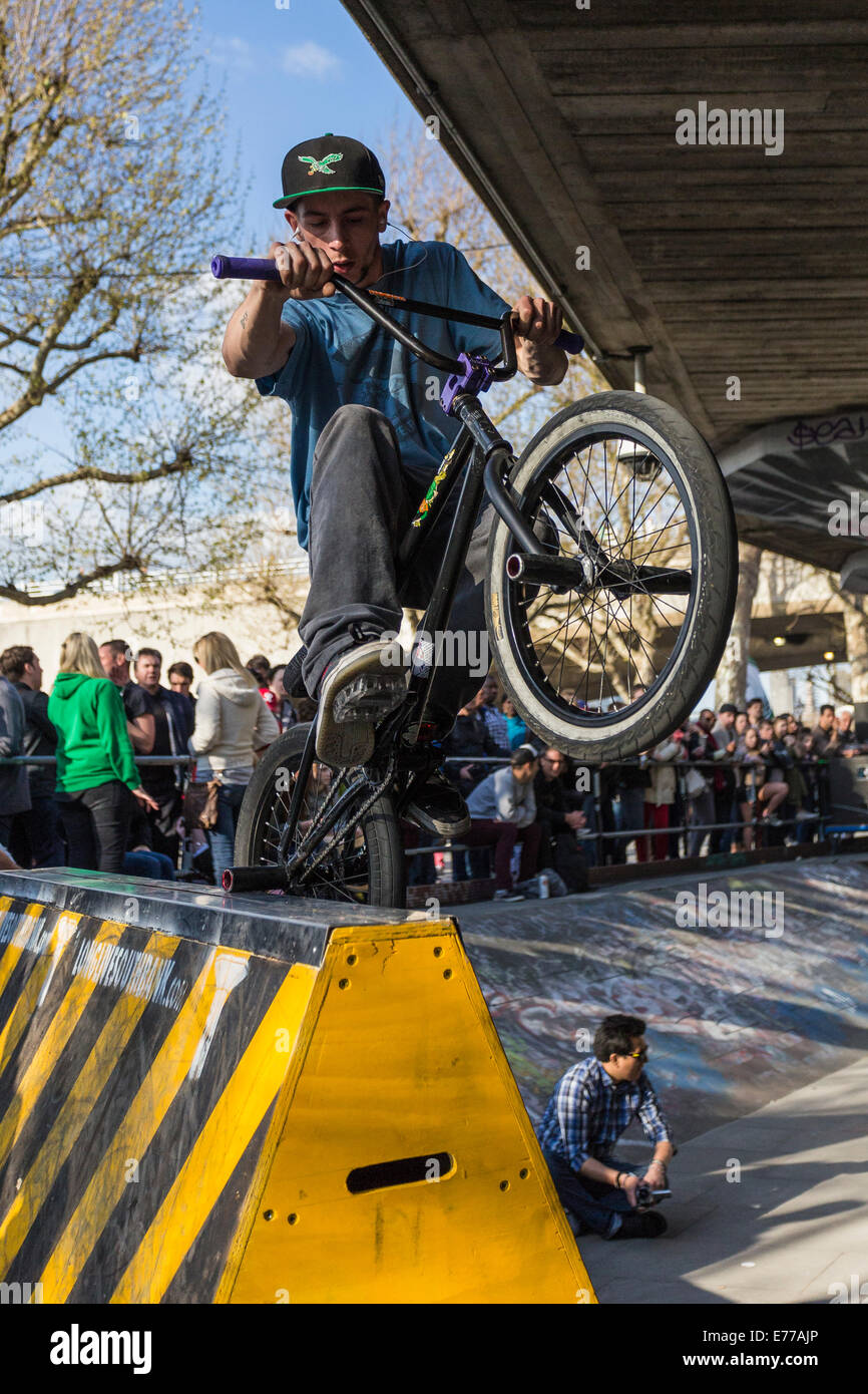 BMXer a Southbank Skatepark, Southbank Centre di Londra, England, Regno Unito Foto Stock