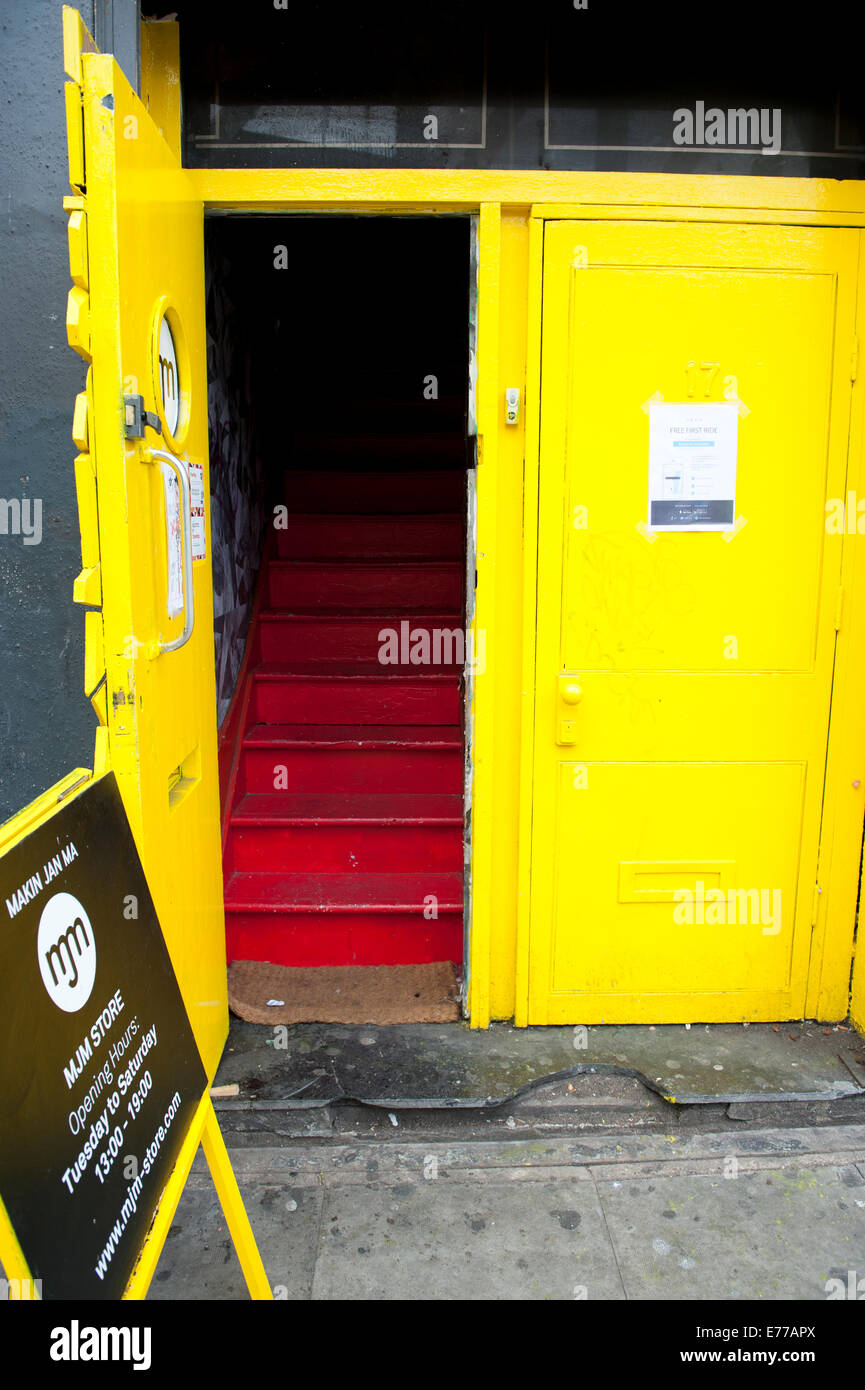 Portale di colore giallo e rosso scala in Shoreditch Londra Foto Stock