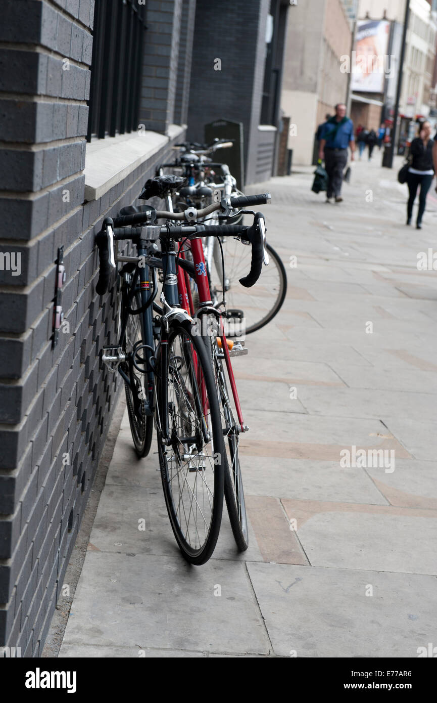 Biciclette parcheggiate fuori l'Ace Hotel In Shoreditch Londra Foto Stock