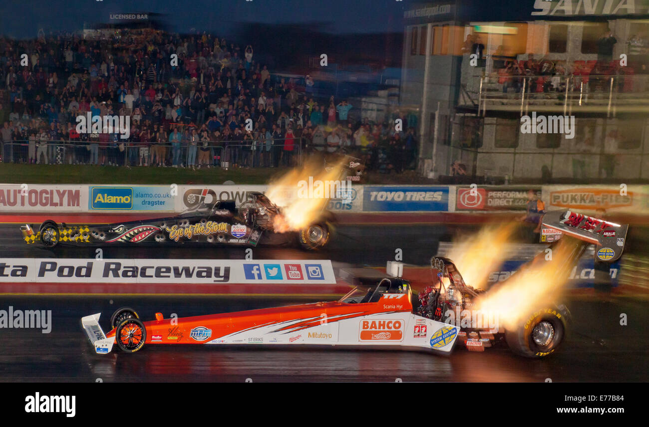 Top Fuel Dragsters racing di notte. Azionato da Mikael Kagered nearside, Stig Neergaard farside. Foto Stock