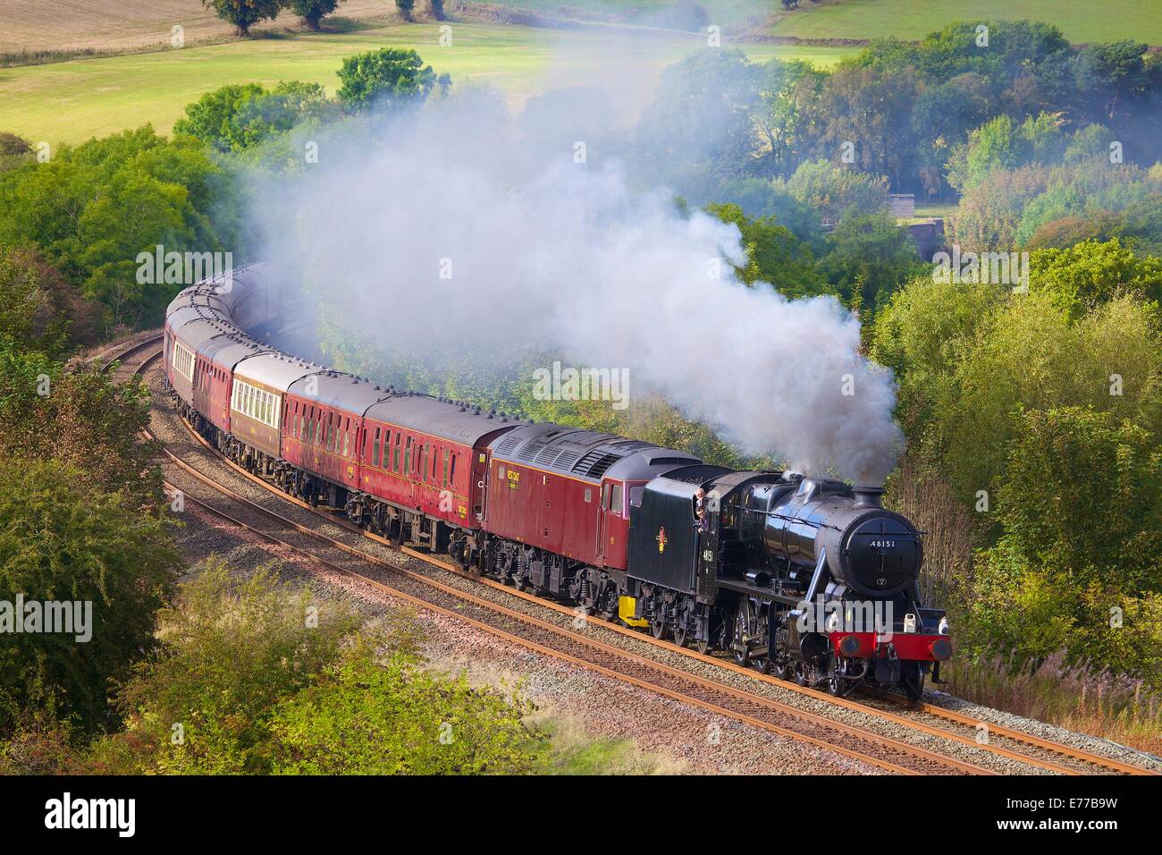 LMS Stanier Class 8F 48151, treno a vapore vicino a bassa Barone fattoria di legno Armathwaite Eden Valley, Cumbria, Inghilterra, Regno Unito. Foto Stock