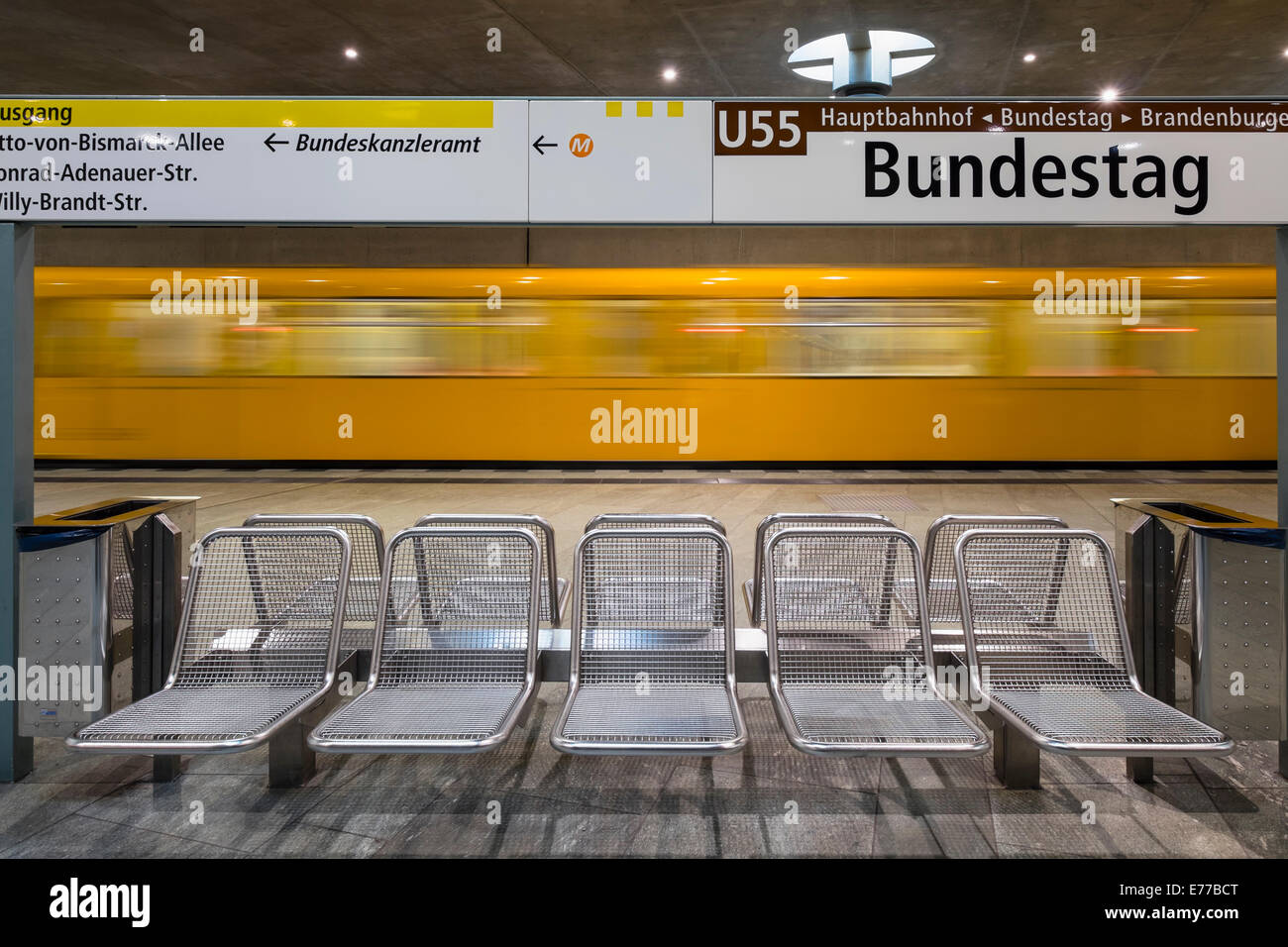 Treno in corrispondenza della piattaforma al Bundestag la stazione della metropolitana di Berlino Germania Foto Stock