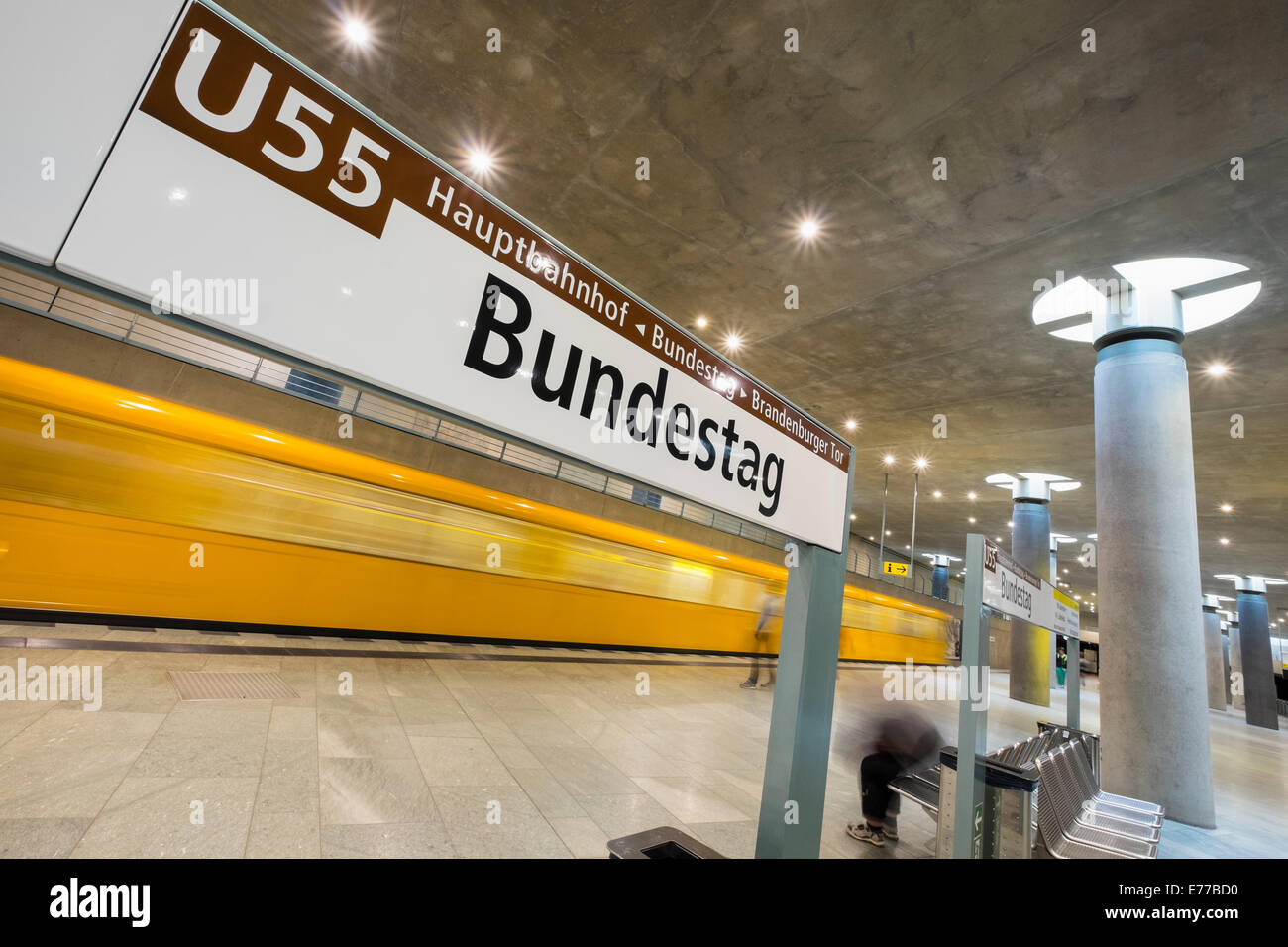 Treno in corrispondenza della piattaforma al Bundestag la stazione della metropolitana di Berlino Germania Foto Stock
