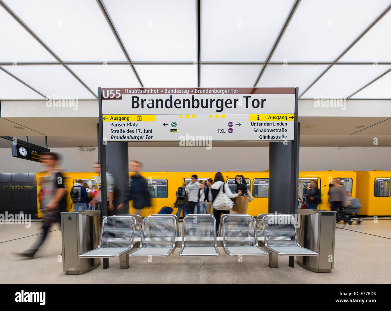 Treno alla piattaforma a Brandenburger Tor la stazione della metropolitana di Berlino Germania Foto Stock