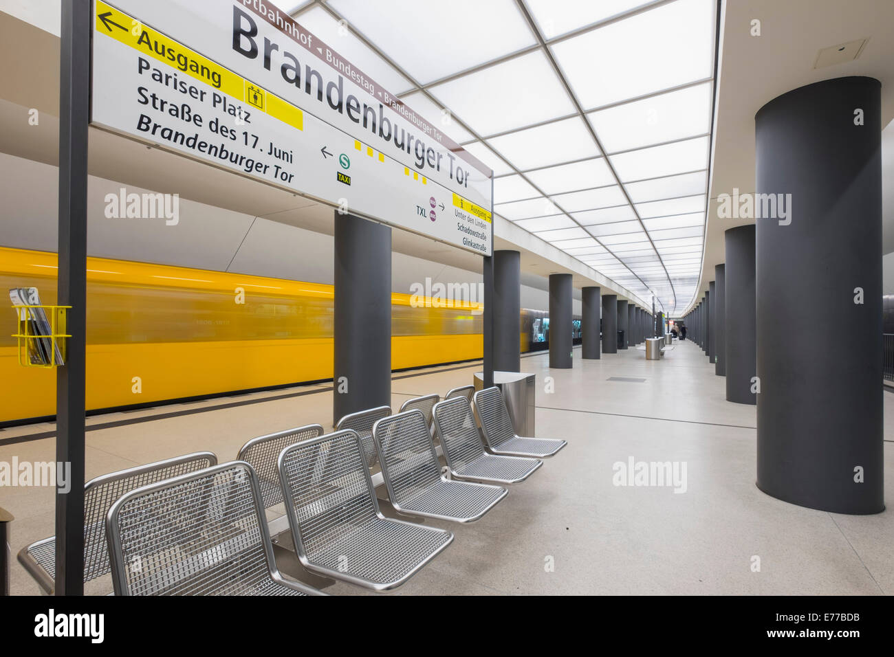 Treno alla piattaforma a Brandenburger Tor la stazione della metropolitana di Berlino Germania Foto Stock