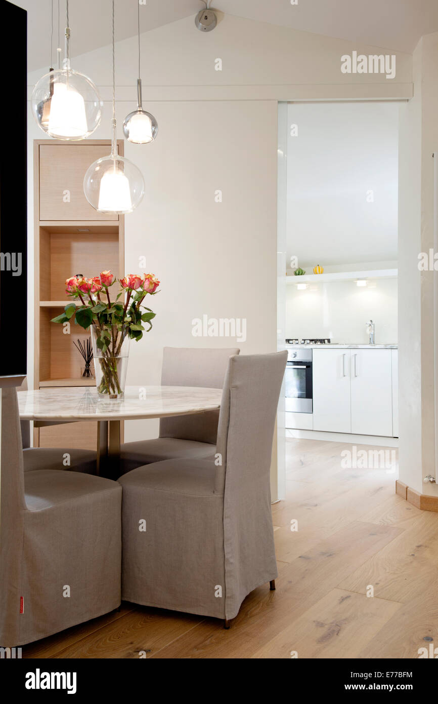 La sala da pranzo nel piccolo appartamento di città e piccolo angolo cottura Foto Stock