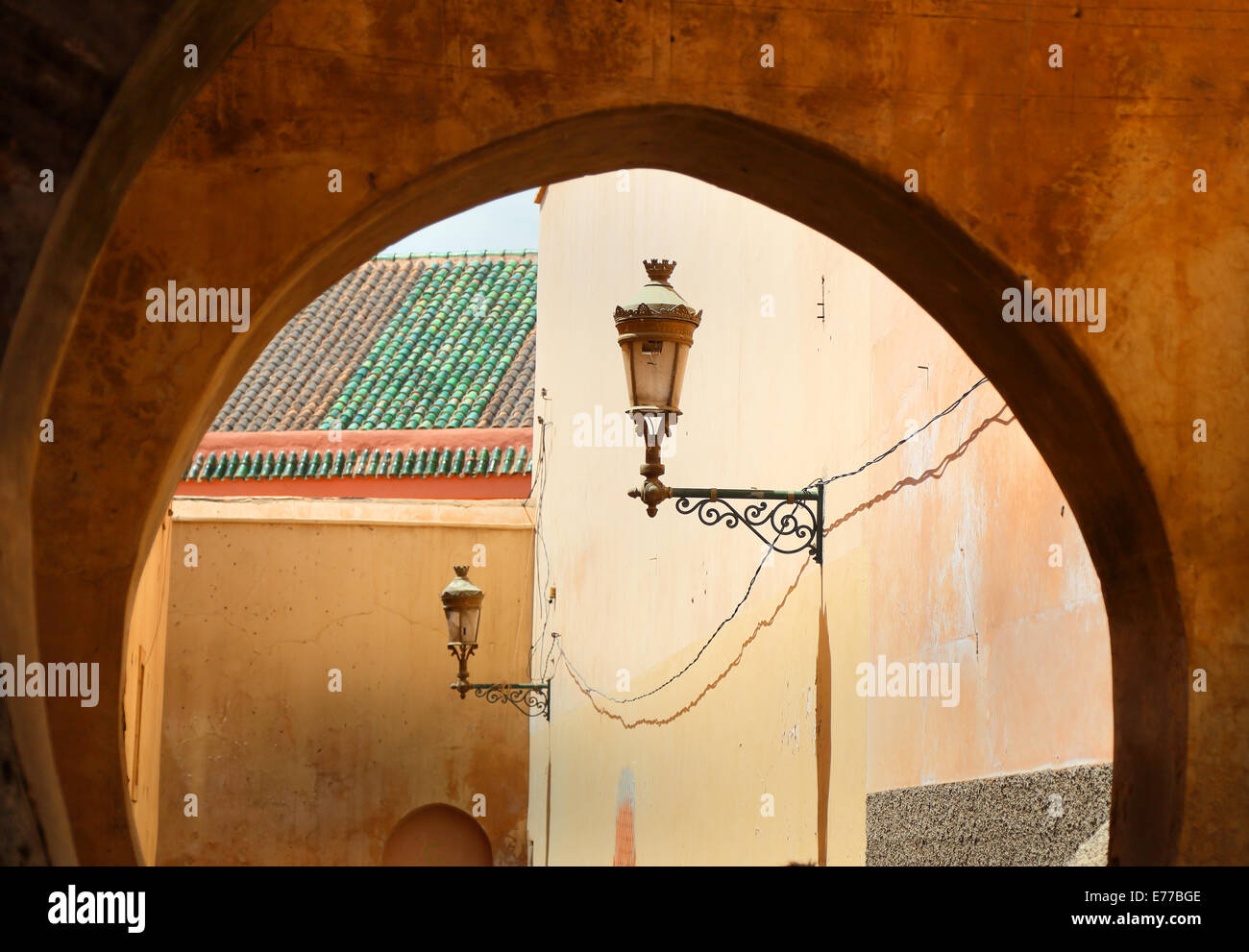 Vicolo e arch, Marrakech con luce soffusa e patina Foto Stock