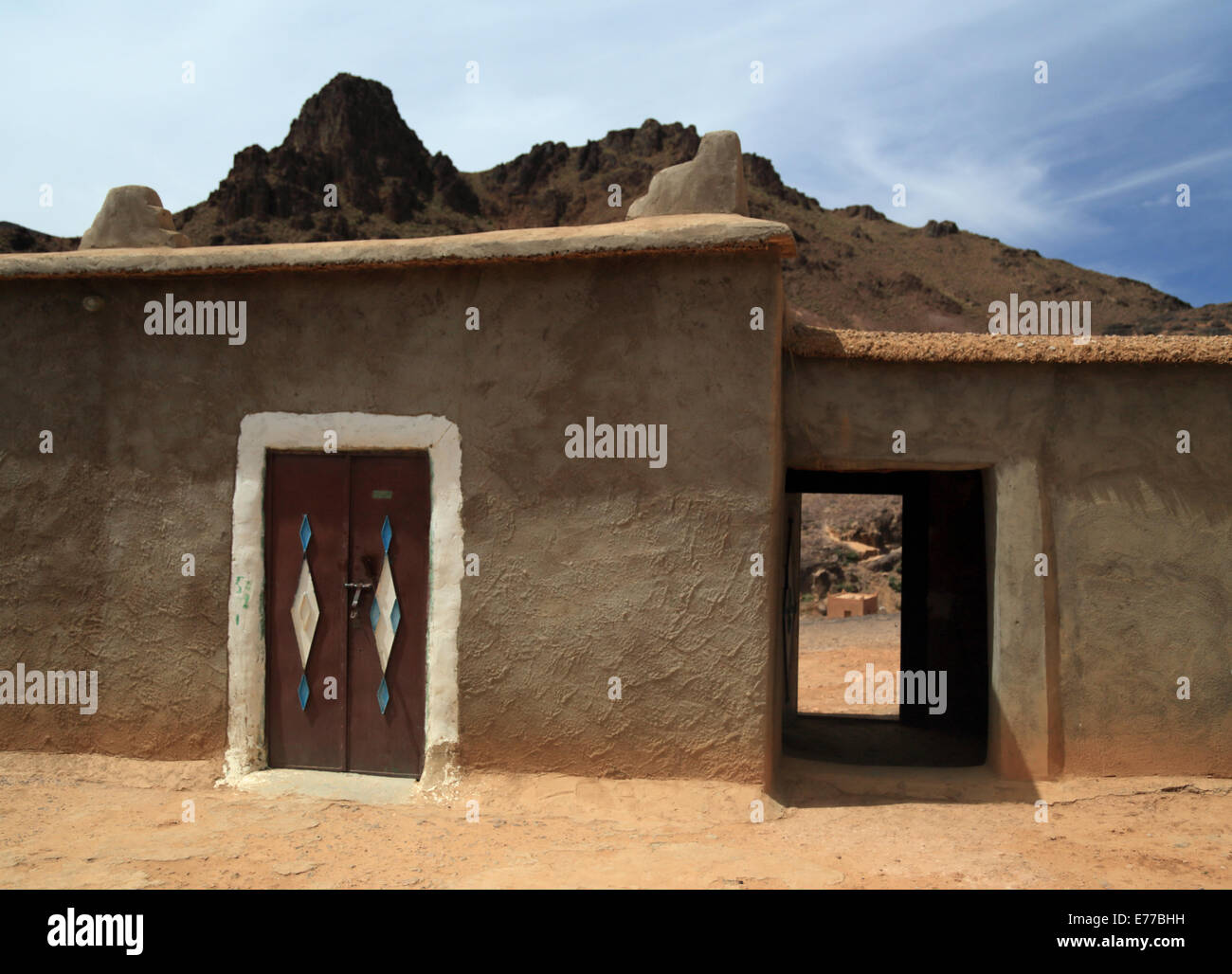 Villaggio homestead in viaggio e trekking destinazione, Jebel Sahro montagne del Marocco di aprire e chiudere le porte e le montagne Foto Stock