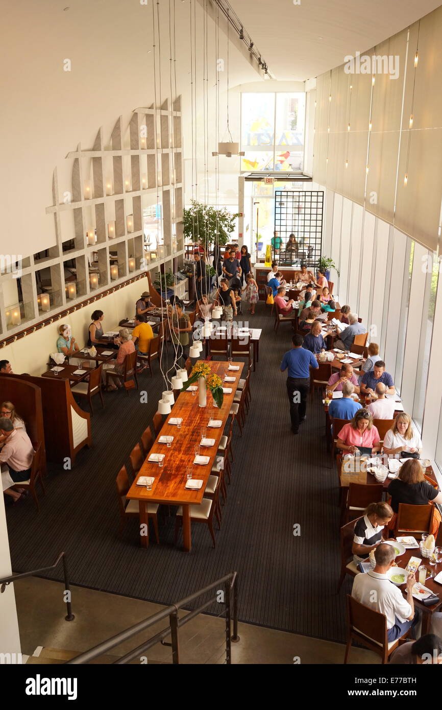 Chef José Andrés / ristorante Zaytinya di interni di come si vede dalla parte posteriore superiore delle tabelle. Washington, D.C. Foto Stock