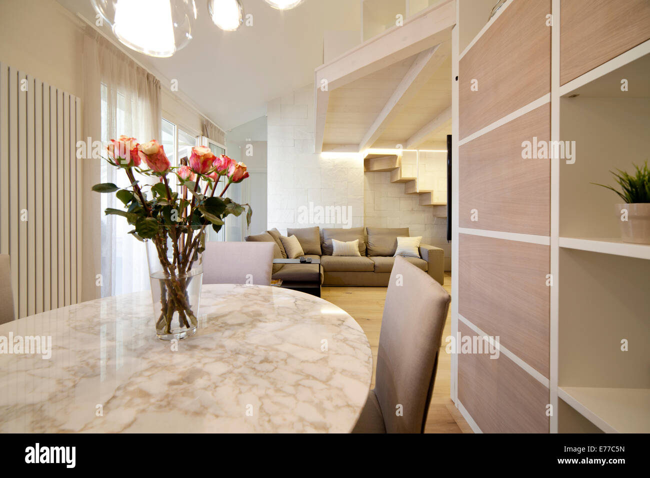 Contemporaneo e moderno soggiorno in color crema Foto Stock