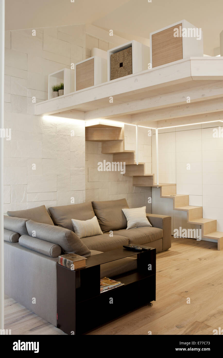 Moderno piccolo appartamento di città soggiorno con spazio di memorizzazione extra sulla parte superiore Foto Stock