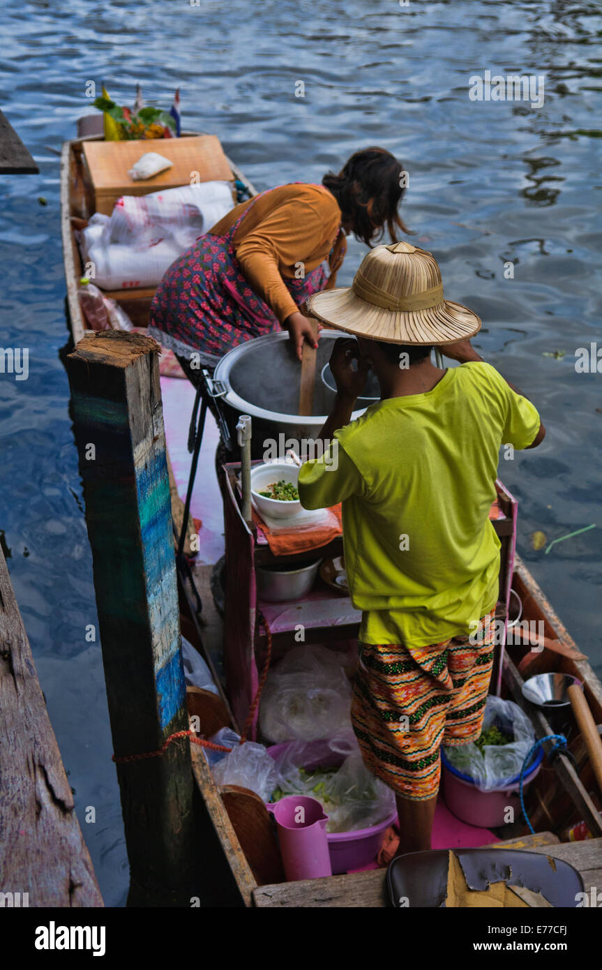 Mercato Galleggiante di fornitori di tagliatella a Klong Bang Luang artista villaggio in Thonburi lato di Bangkok, Thailandia Foto Stock