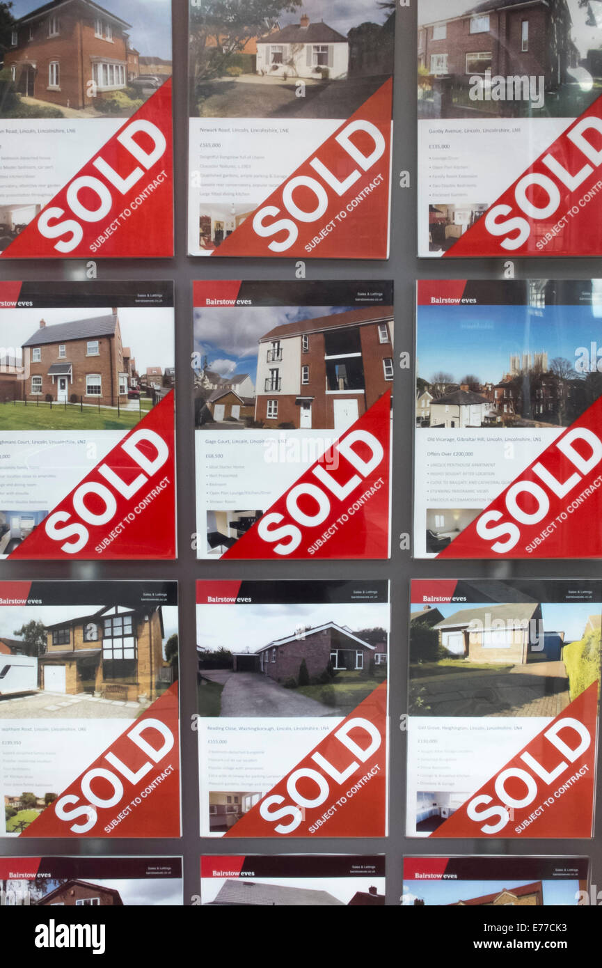 Una pensione completa di venduto casa segni nella finestra di Bairstow Vigilie di agenti immobiliari, Silver Street, Lincoln. Foto Stock