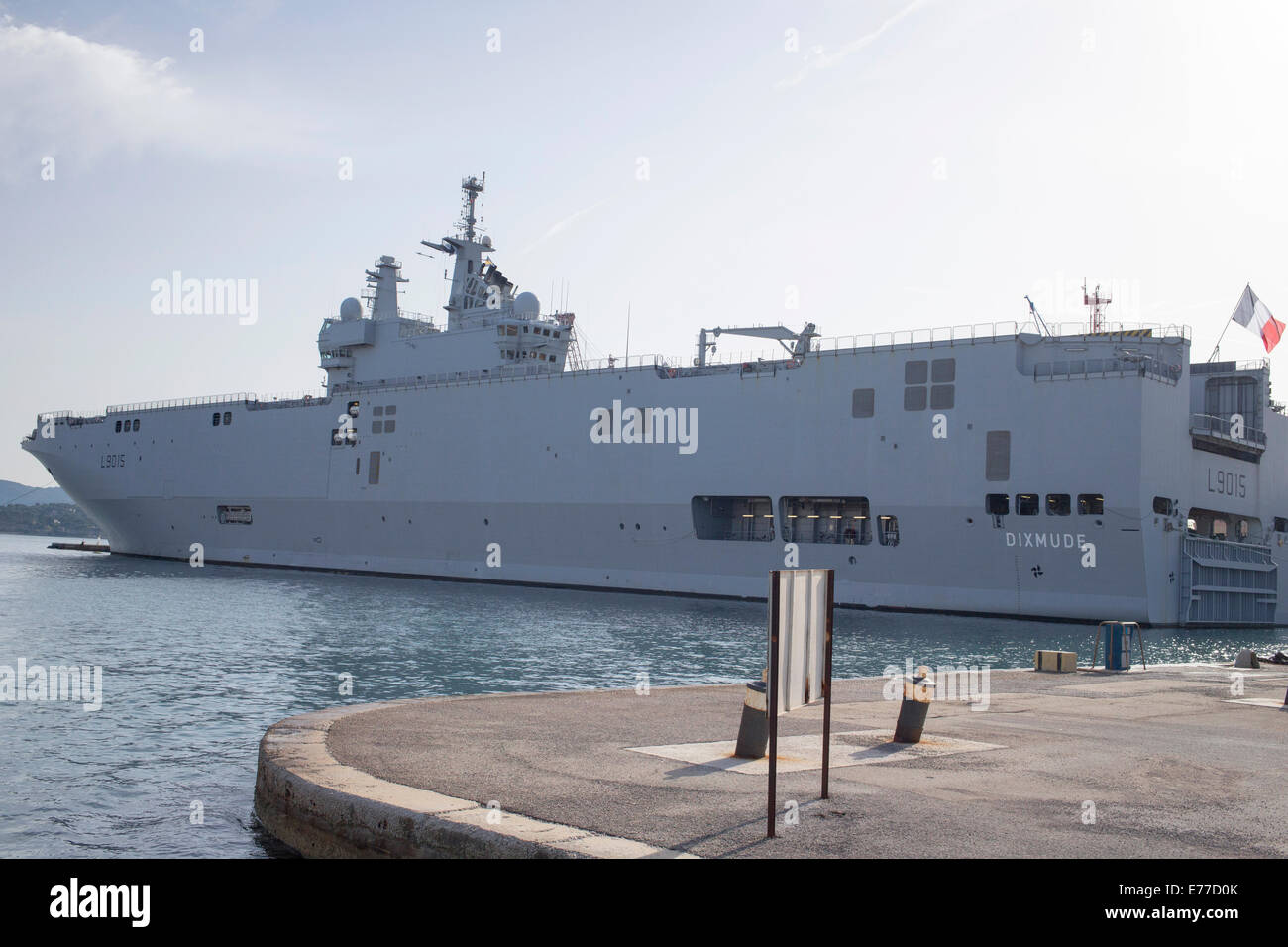 Elicottero francese e portante assault nave nel porto di Tolone Francia Foto Stock