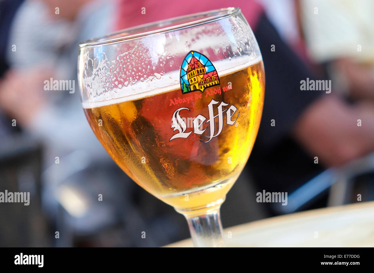 Leffe bicchiere da birra Foto stock - Alamy