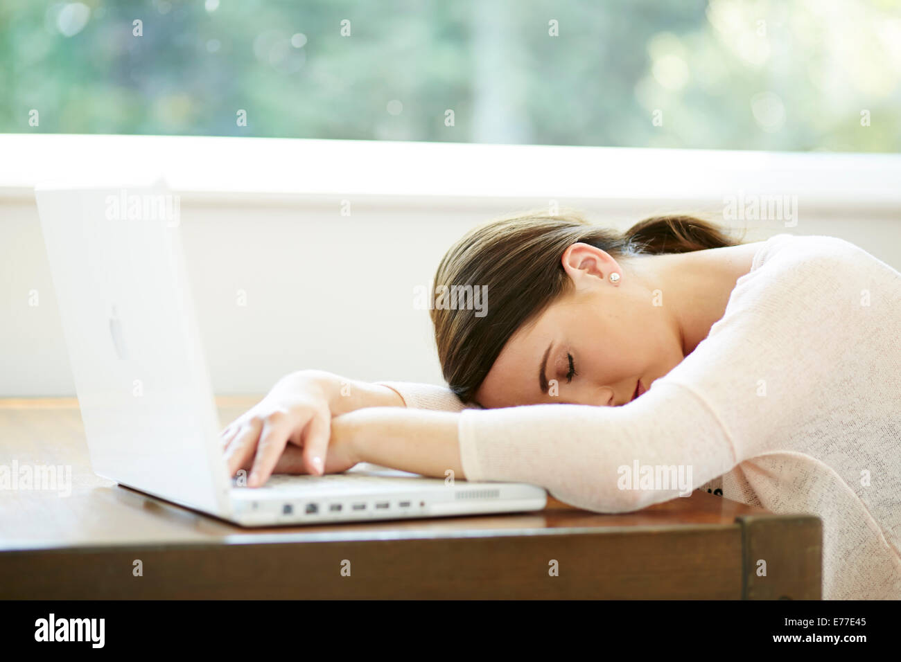 Stanco ragazza che lavora da casa Foto Stock