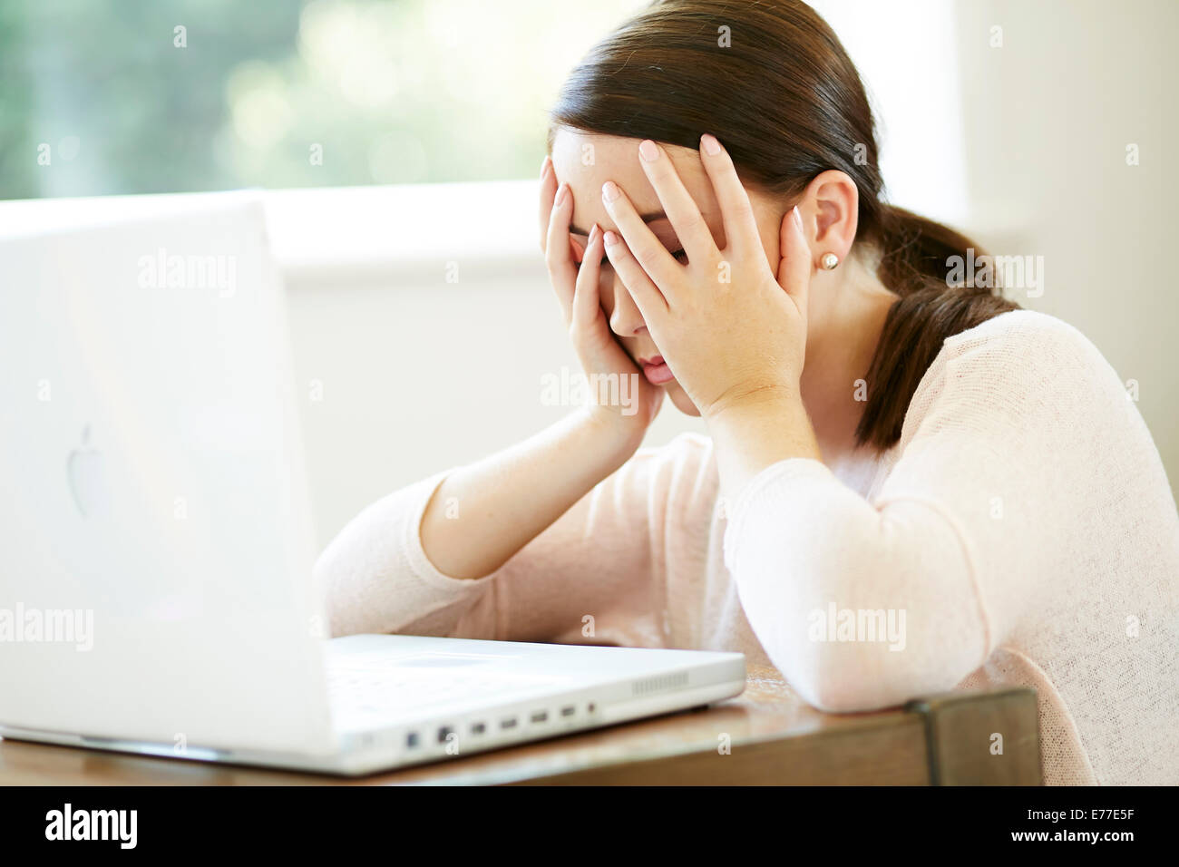 Stanco ragazza che lavora da casa Foto Stock