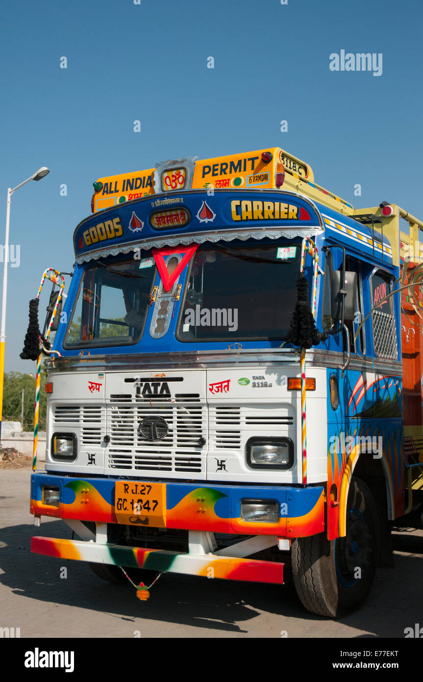 Selvaggiamente decorate camion, Rajasthan, India. Foto Stock