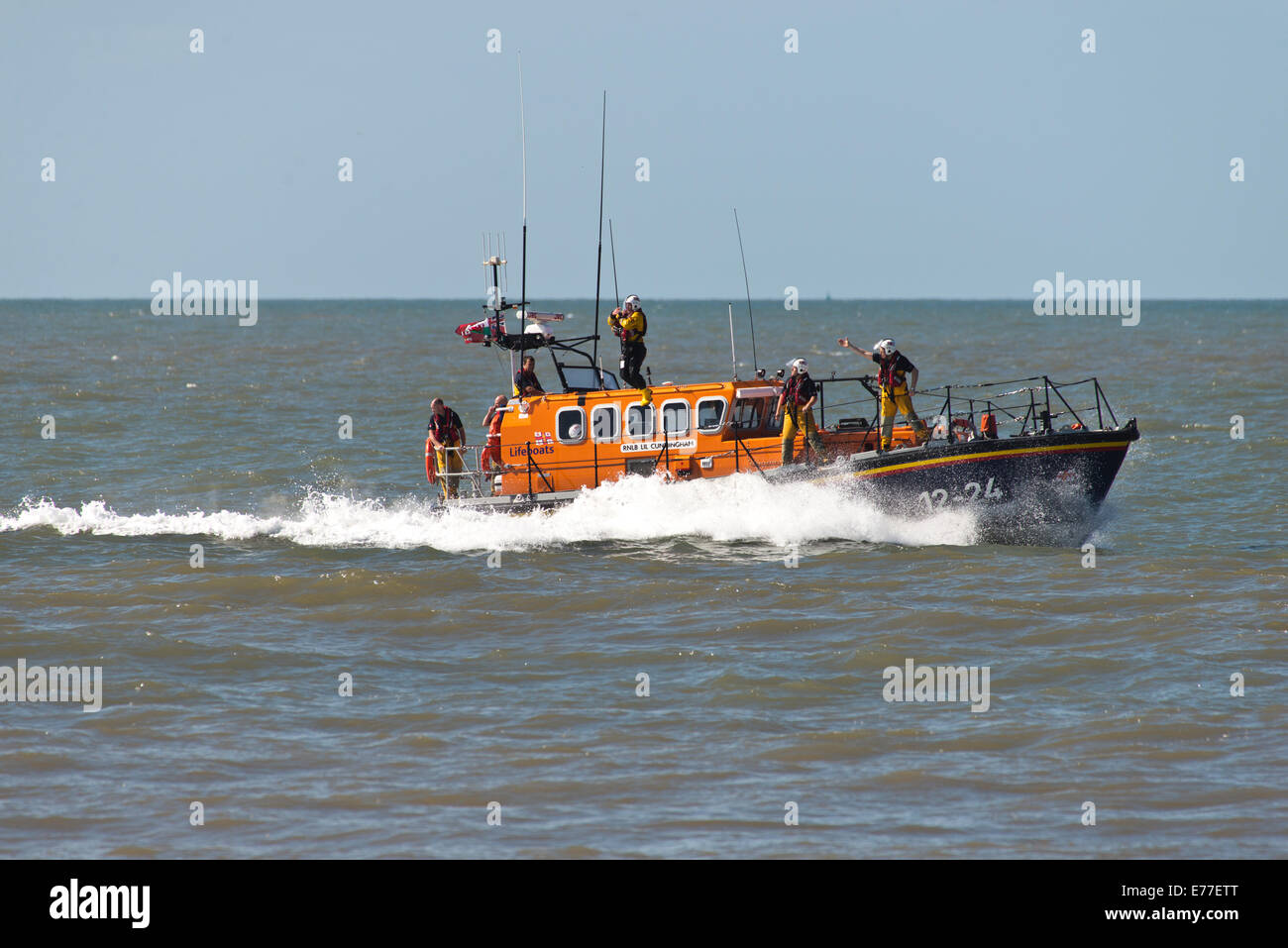 RNLB LIL Cunningham imbarcazione a rhyl air show 12-24 Rhyl North Wales UK splash jump rescue spray Foto Stock