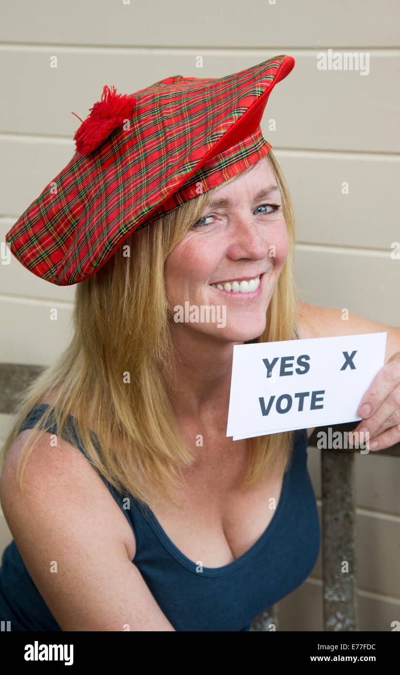 Indipendenza scozzese Referendum votare sì da questo elettore femmina indossando il tradizionale Tam o Shanter hat Foto Stock