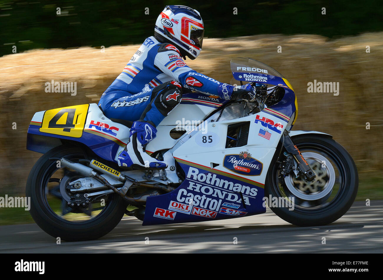 Freddie Spencer in sella alla Honda NSR500 che ha cavalcato fino alla vittoria nel Campionato del mondo 1985 500cc. Corse al Goodwood Festival of Speed Foto Stock