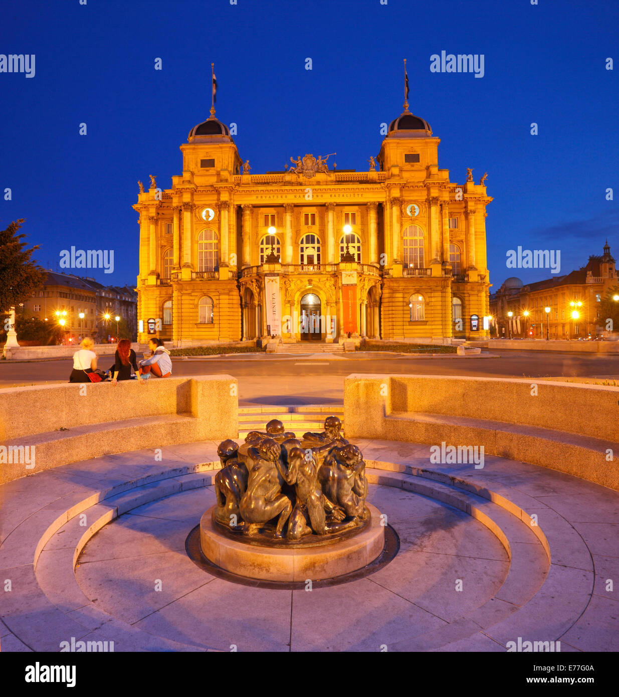 La città di Zagabria - Teatro HNK, scultura, Ivan Mestrovic la scultura fontana della vita Foto Stock