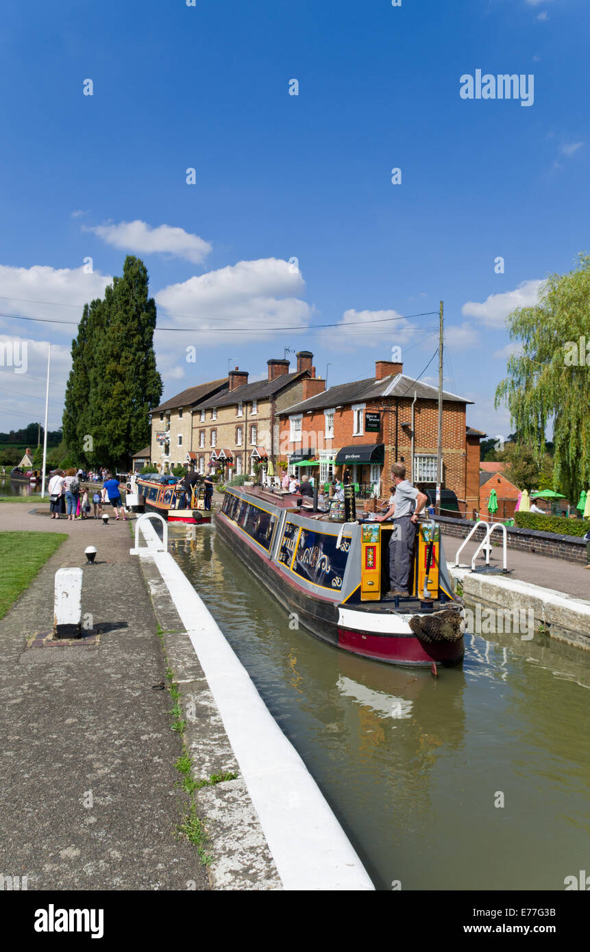 Barche stretta uscita da un blocco a Stoke Bruerne, Northamptonshire, Regno Unito Foto Stock