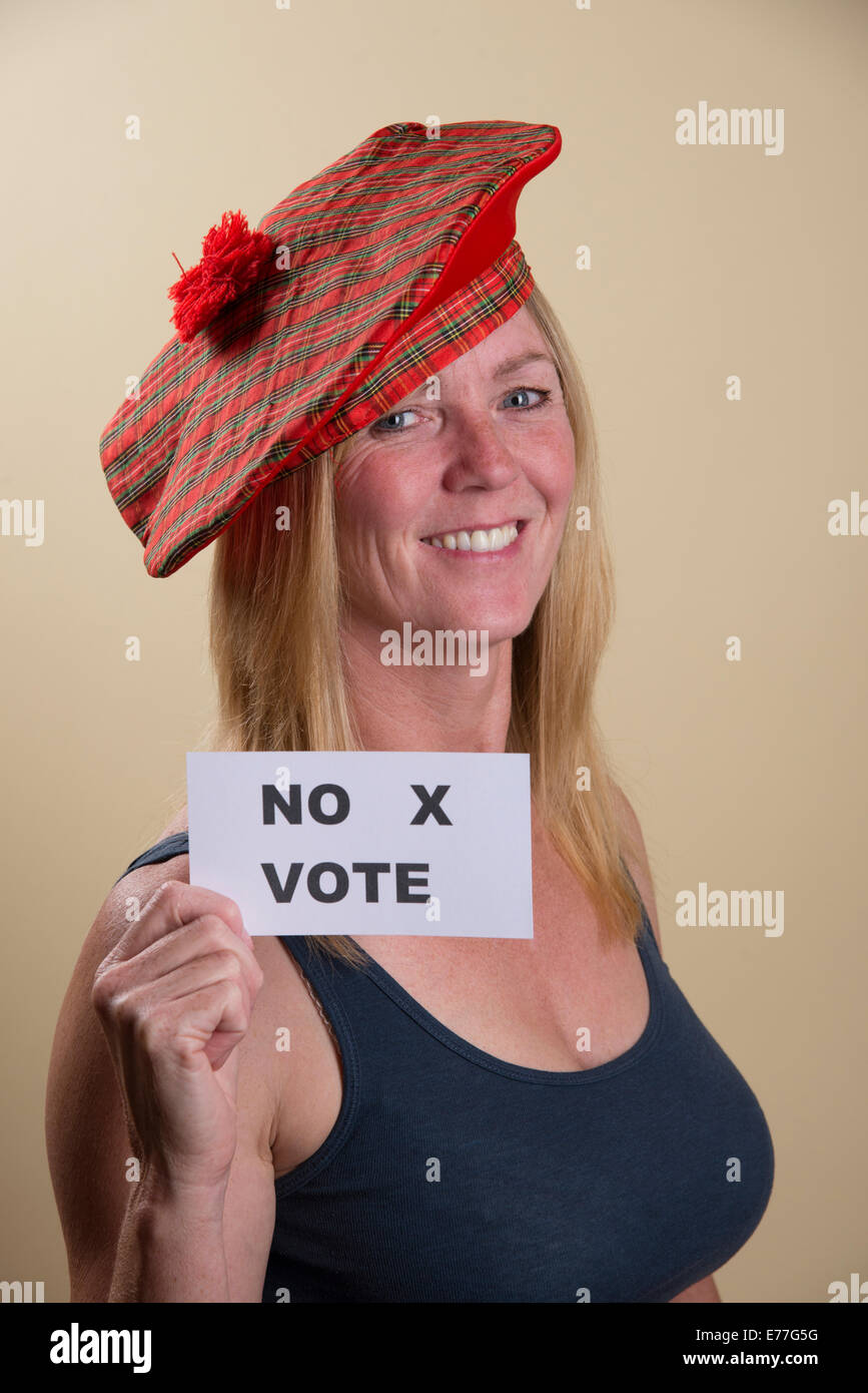 Indipendenza scozzese Referendum non voto da questa sorridente elettore femmina indossando il tradizionale Tam o Shanter hat Foto Stock