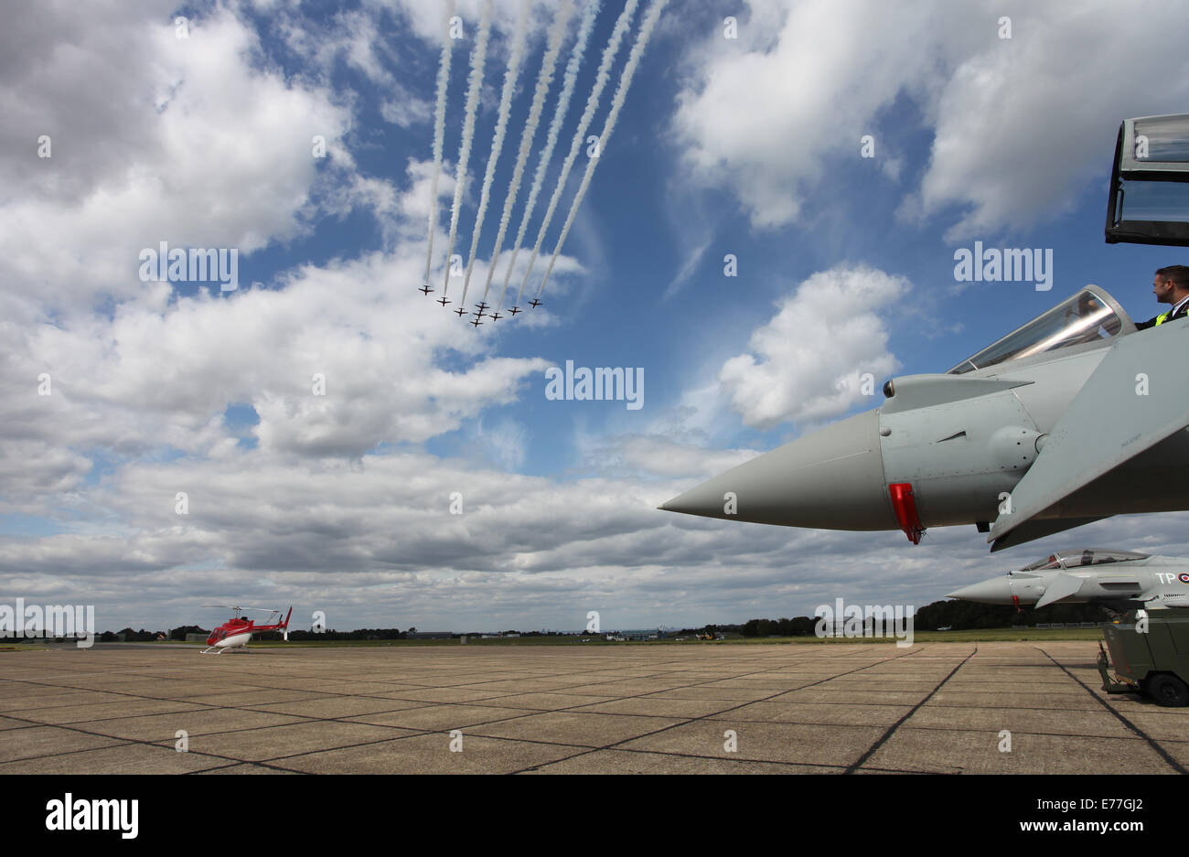 Le frecce rosse team display arrivando a parcheggiare a Biggin Hill aeroporto, Eurofighter Typhoon in primo piano. Foto Stock