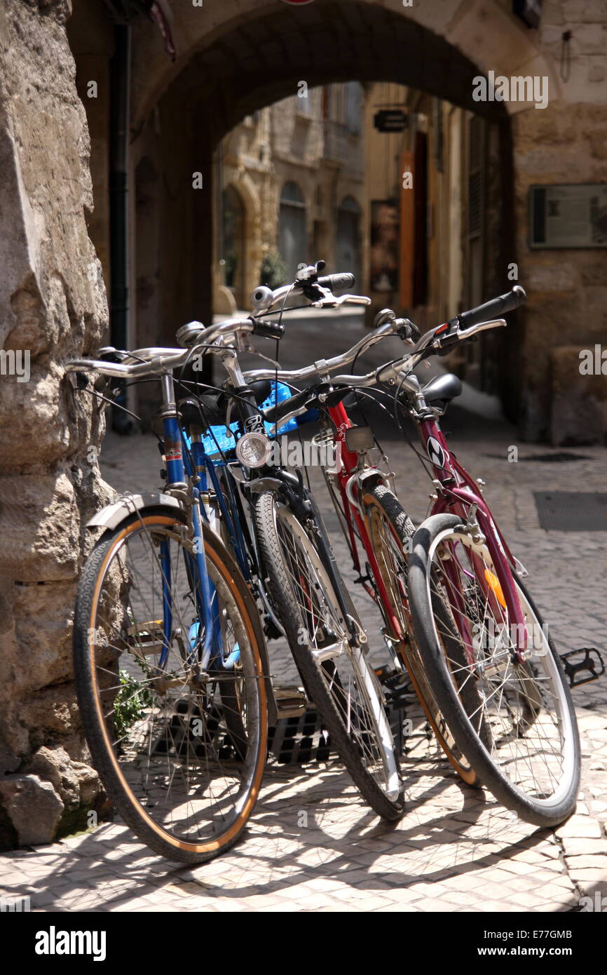 Cicli collocato in città Foto Stock