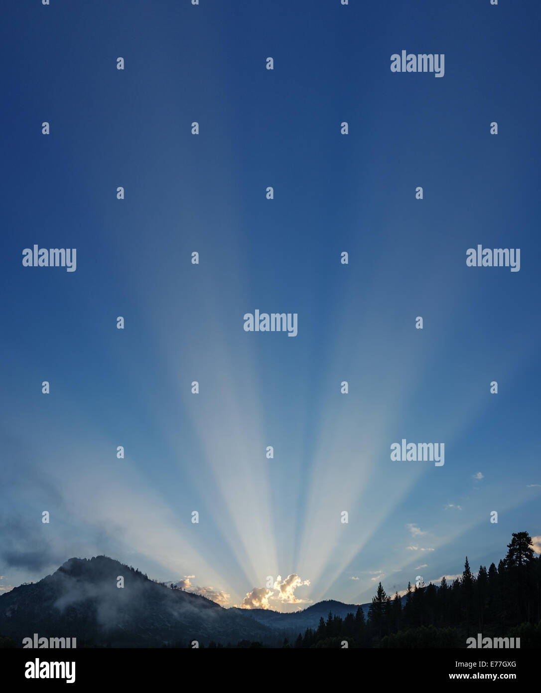Sunray risplendere attraverso il cielo sulla Sierra Nevada Foto Stock