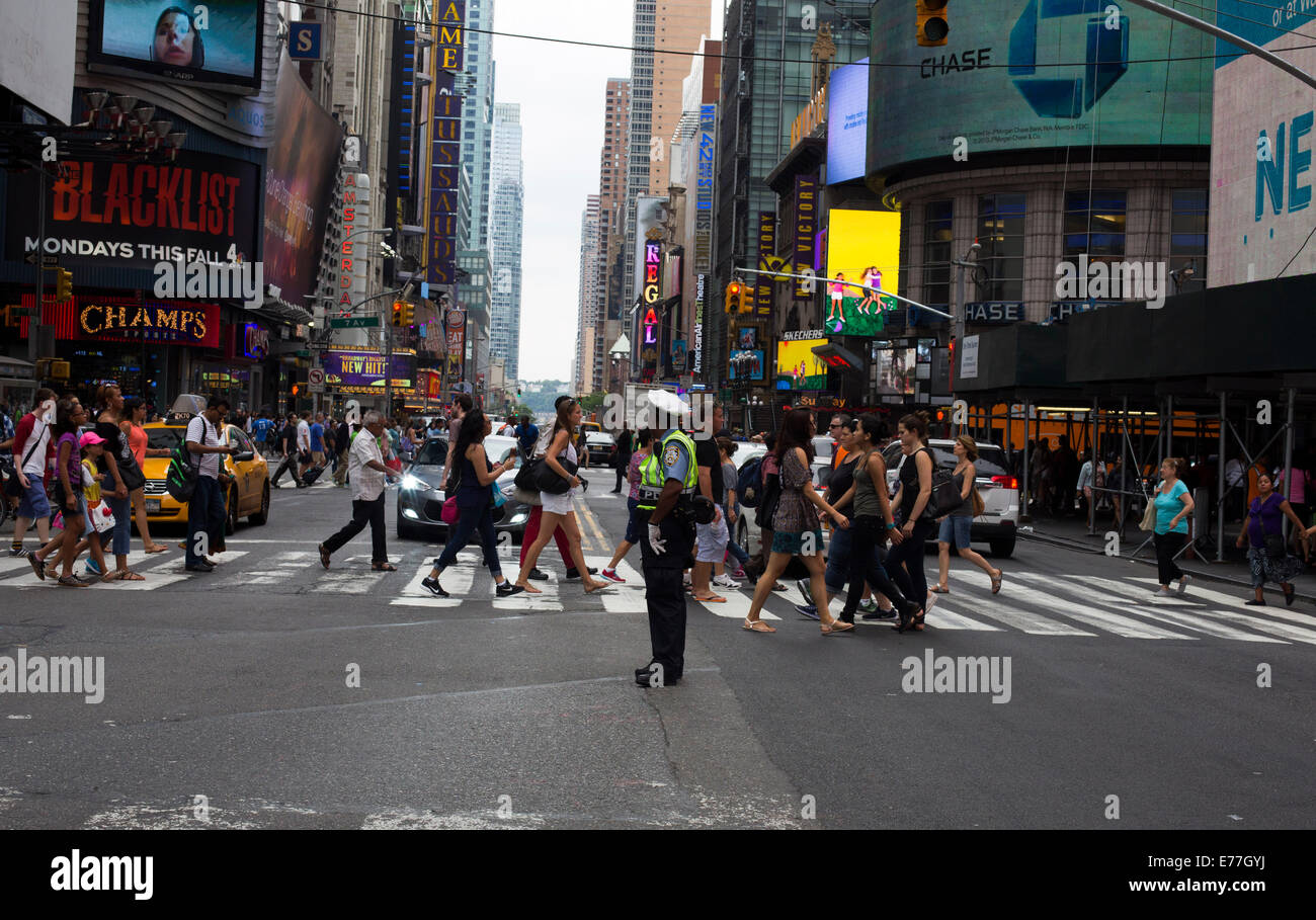 Attraversando la strada Settima Avenue di New York il traffico zebra cop Foto Stock