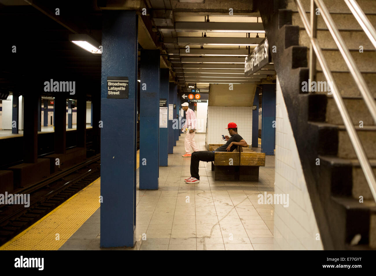 New York subway platform notte gli uomini neri Foto Stock