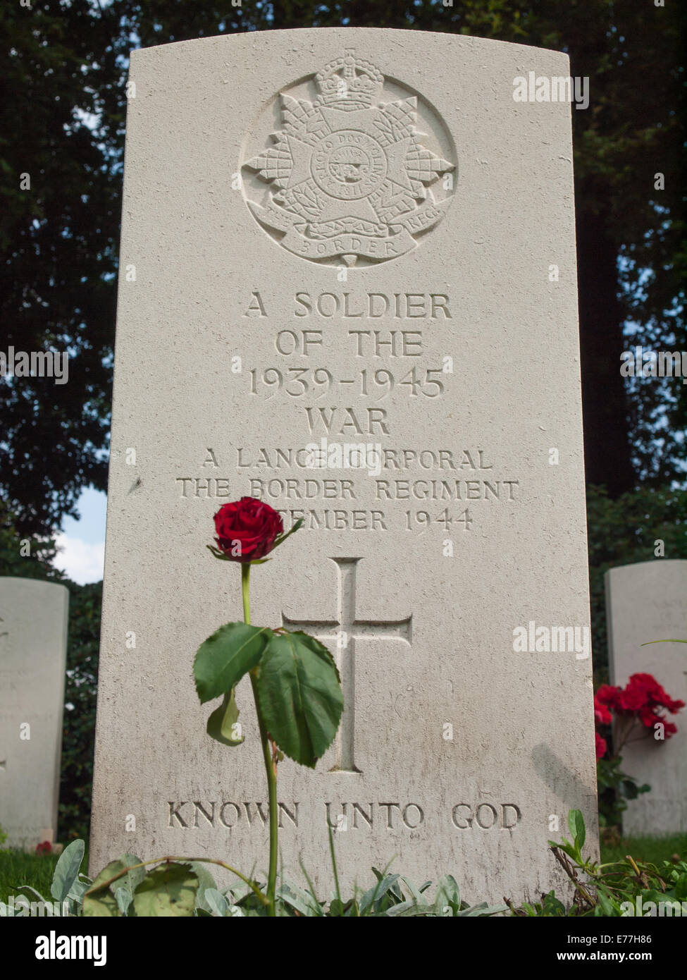 Una tomba di pietra non identificato un caporale del reggimento di frontiera alla Allied cimitero di guerra oosterbeek arnhem Foto Stock