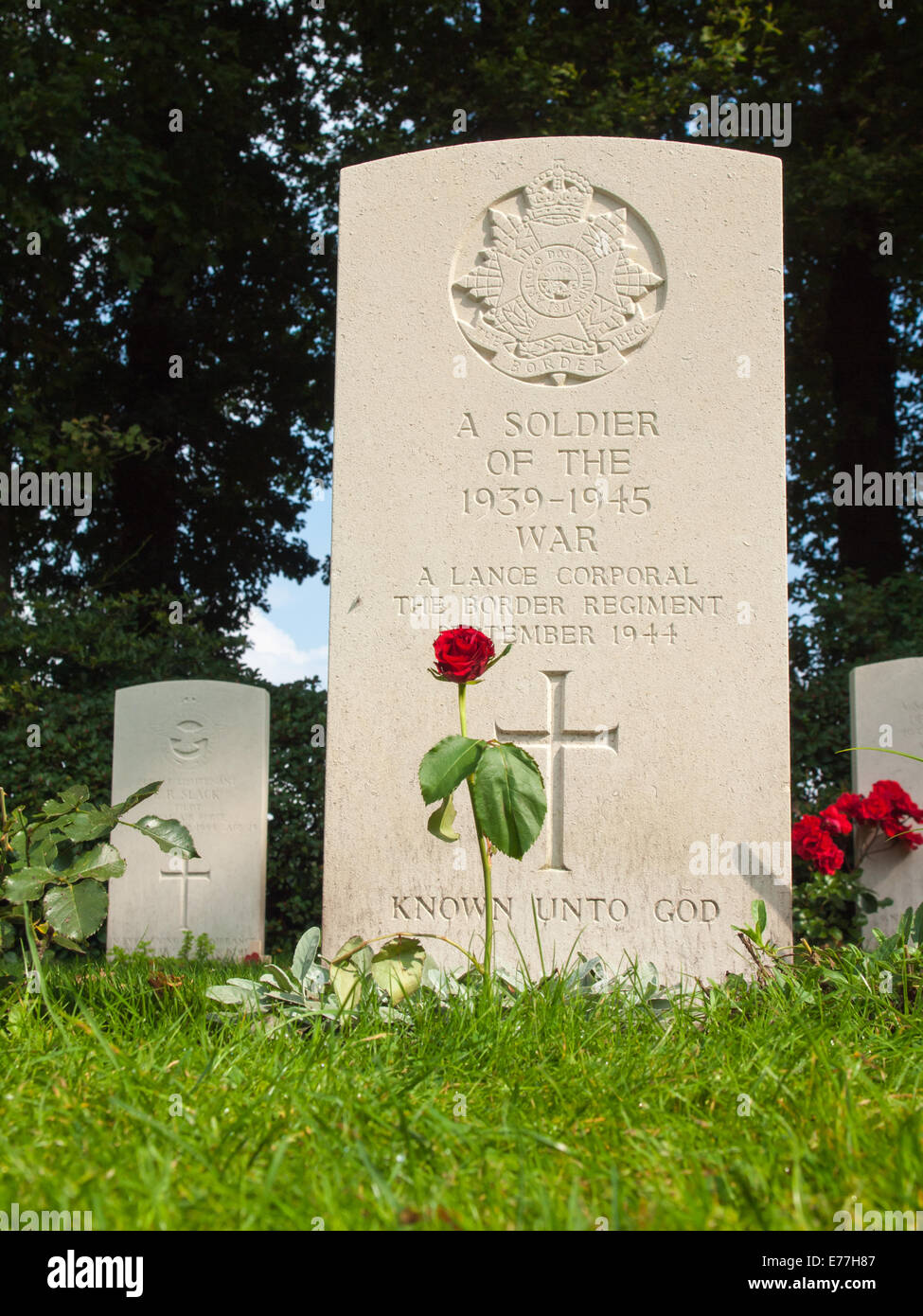 Una tomba di pietra non identificato un caporale del reggimento di frontiera alla Allied cimitero di guerra oosterbeek arnhem Foto Stock