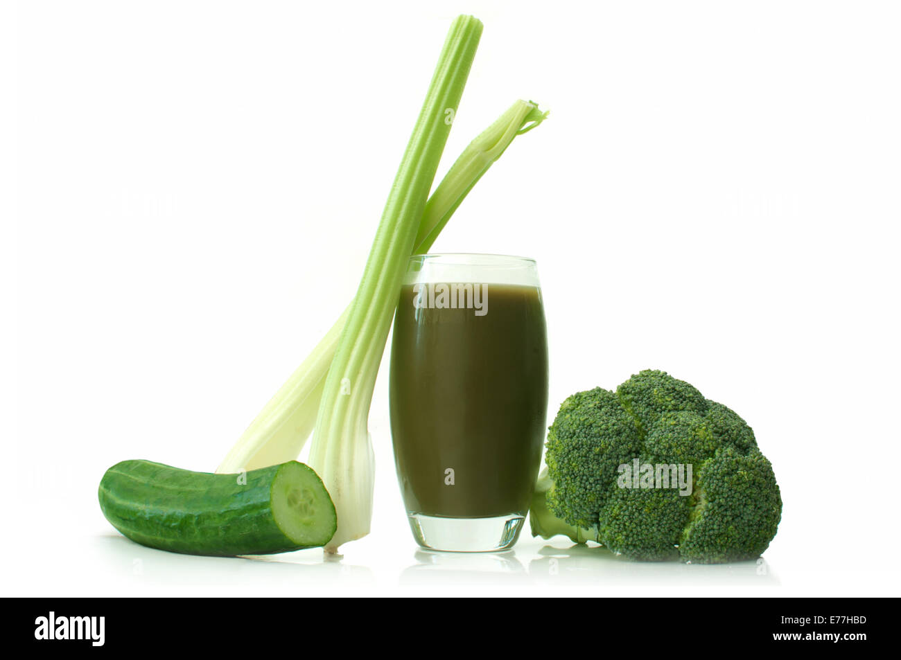 Frullato di verde con verdure fresche su uno sfondo bianco Foto Stock