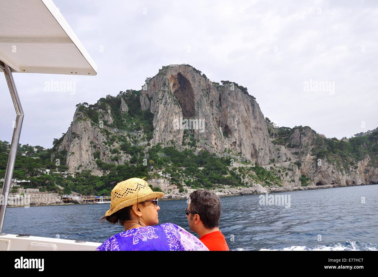 Vista di Capri da una barca offshore che si avvicina a Marina piccolo. Isola di Capri, Italia. Foto Stock