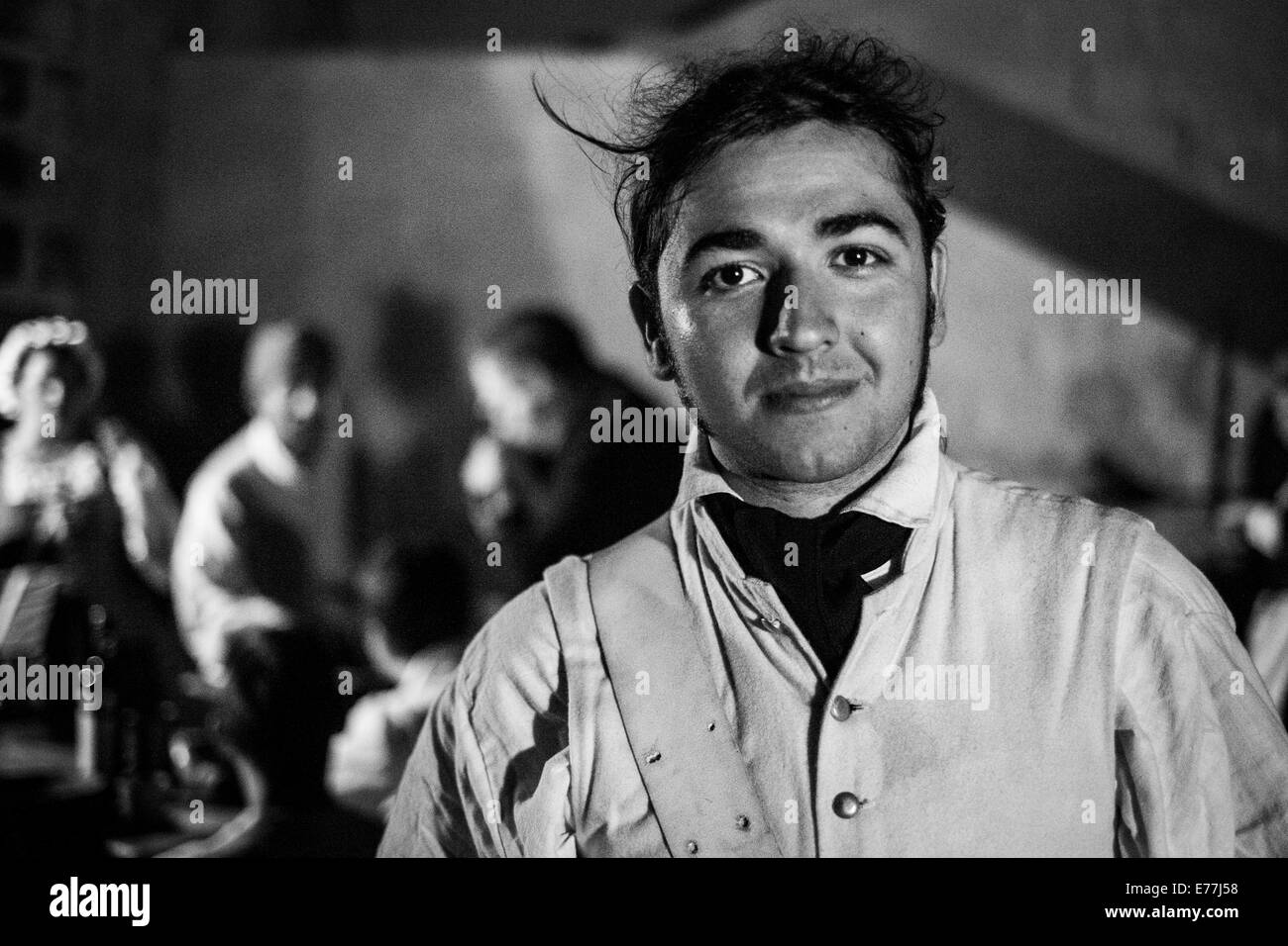 Società di guerra, membri di ottenere insieme durante il Festival di lapsi sull isola di Gozo Foto Stock