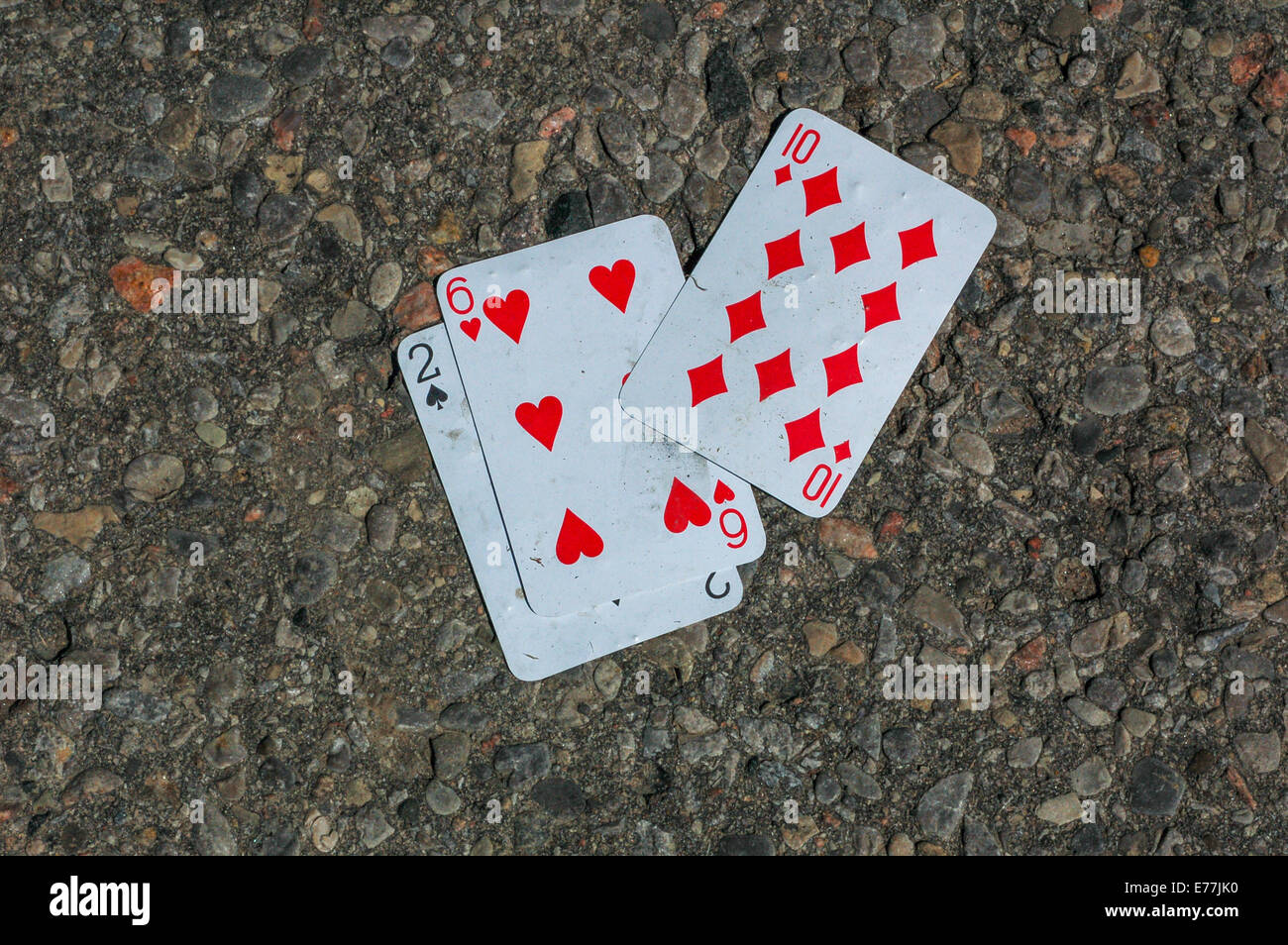 Tre carte da gioco, due di picche e 6 di cuori e dieci di diamanti trovati  su una strada asfaltata Foto stock - Alamy