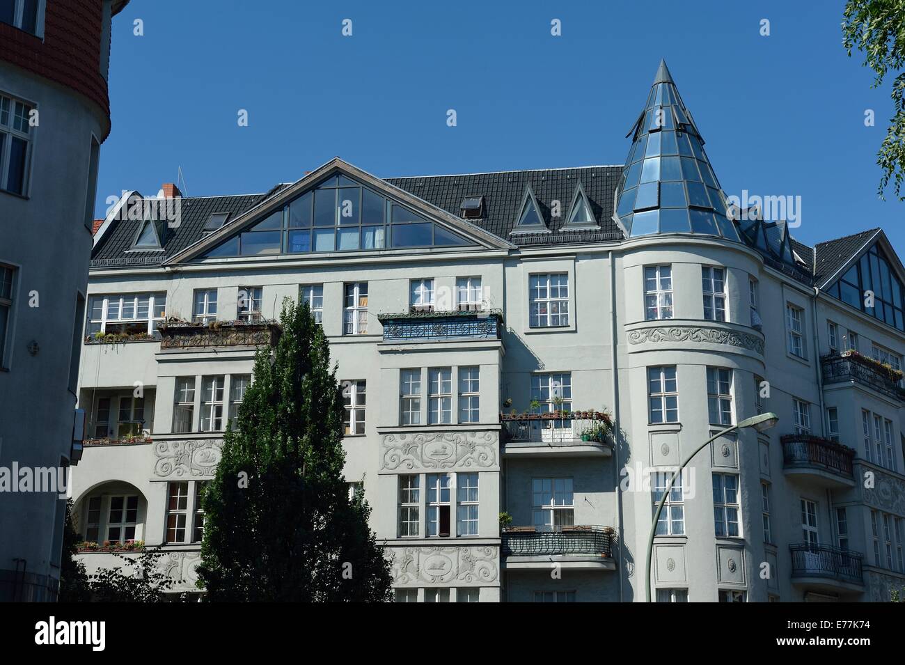 Modernizzate edificio Art Nouveau Karl Marx Strasse Berlino Germania Foto Stock