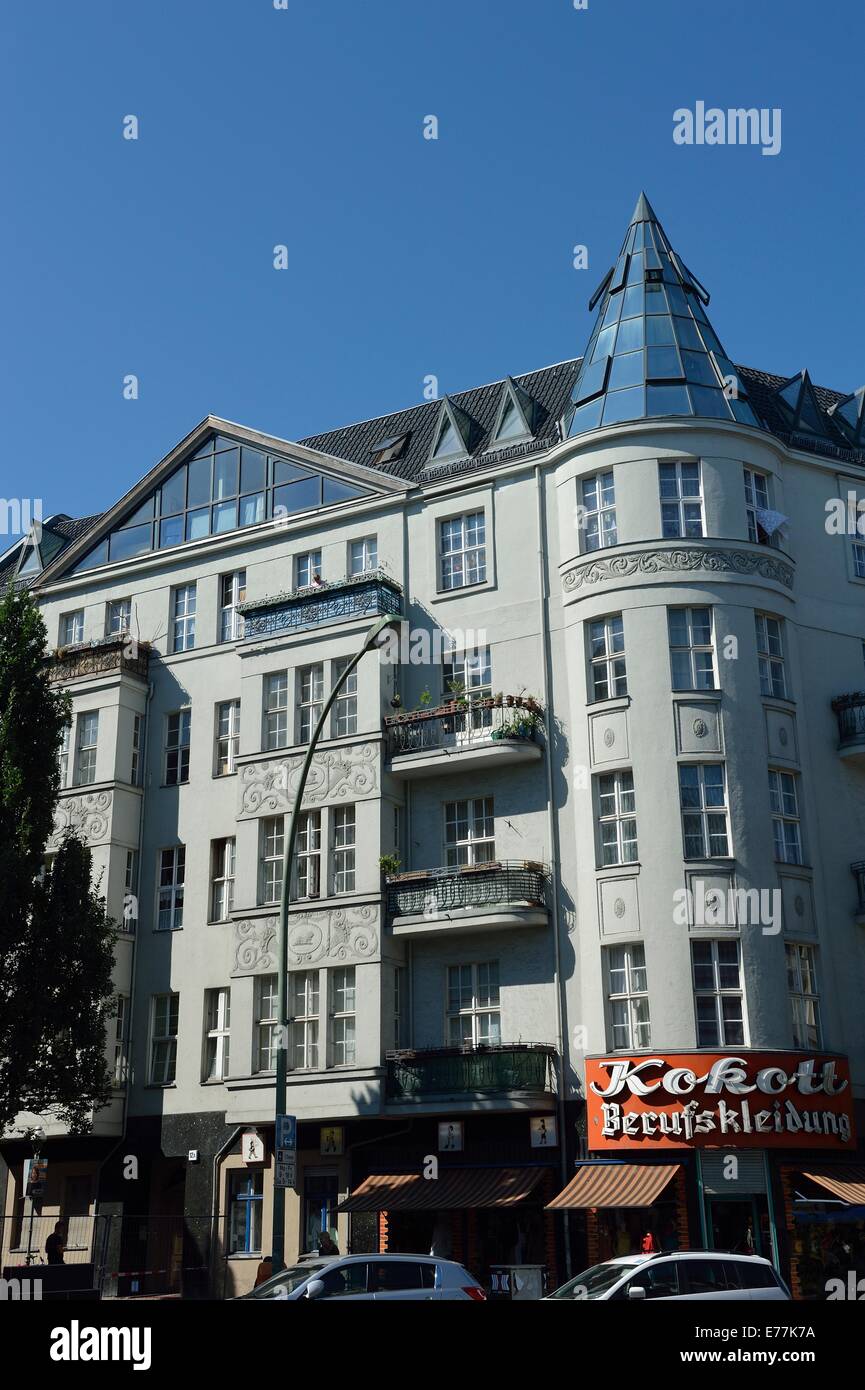 Modernizzate edificio Art Nouveau Karl Marx Strasse Berlino Germania Foto Stock